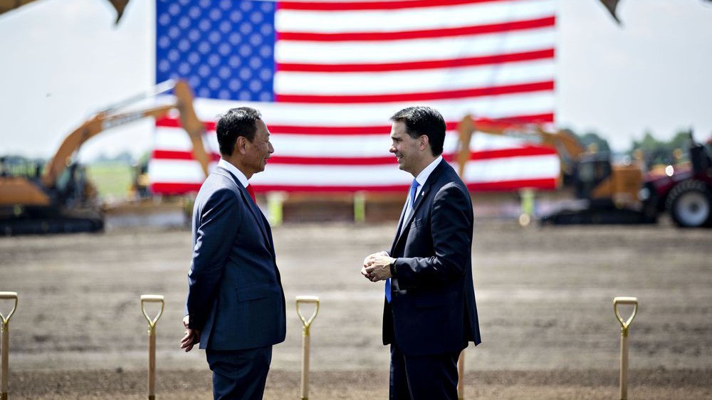 Chủ tịch Terry Gou của Foxconn và Thống đốc Scott Walker của Wisconsin trong cuộc gặp vào tháng 6/2018 ở Mount Pleasant - Ảnh: Bloomberg.