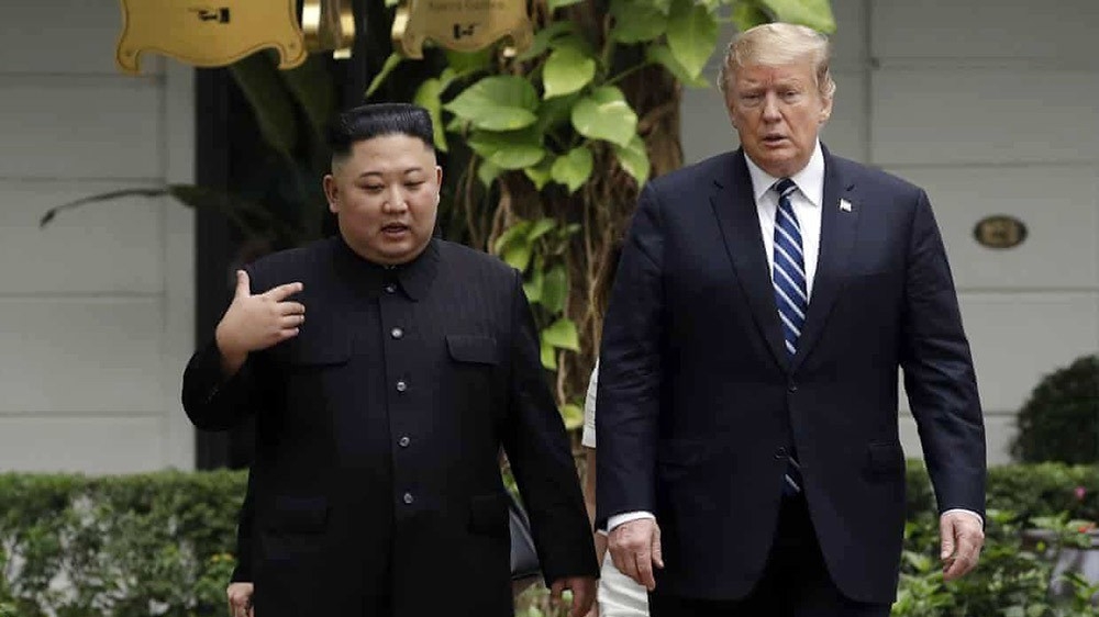 Chủ tịch Triều Tiên Kim Jong Un (trái) và Tổng thống Mỹ Donald Trump tại thượng đỉnh Hà Nội - Ảnh: AP.