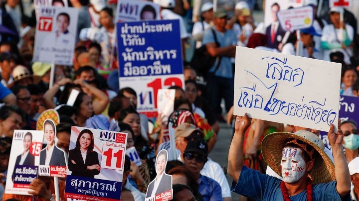 Những người ủng hộ đảng đối lập, Pheu Thai, trong một cuộc biểu tình chính trị tại Bangkok, Thái Lan trước thềm cuộc bầu cử ngày 24/3 - Ảnh: Getty Images.