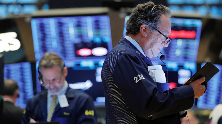 Nhân viên giao dịch trên Sàn chứng khoán New York - Ảnh: Reuters.