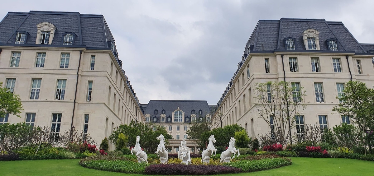 Cận cảnh khu trụ sở 2 tỷ USD mang phong cách châu Âu của Huawei - Ảnh 5.