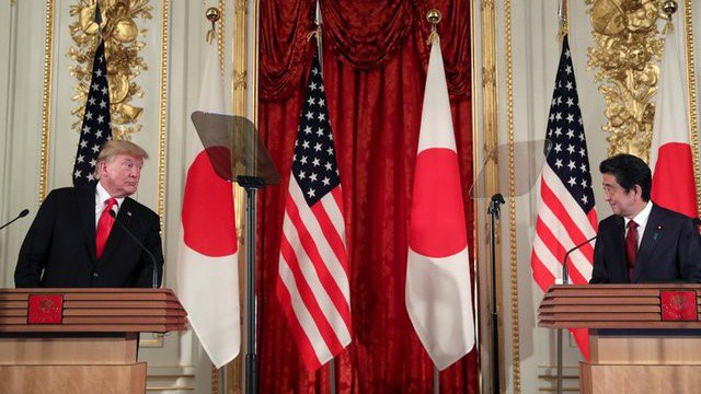 Tổng thống Mỹ Donald Trump (trái) và Thủ tướng Nhật Bản Shinzo Abe trong cuộc họp báo ở Tokyo ngày 27/5 - Ảnh: Reuters.