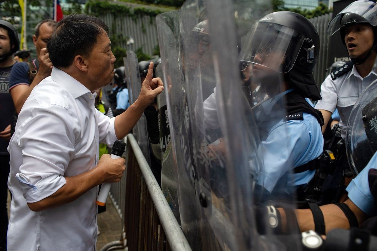 Biển người biểu tình vây tòa nhà nghị viện Hong Kong - Ảnh 3.