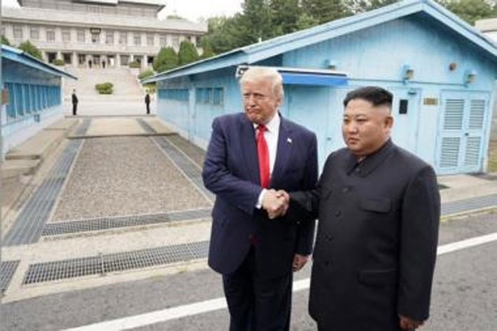 Ông Trump trở thành Tổng thống Mỹ đầu tiên đặt chân lên đất Triều Tiên - Ảnh 1.