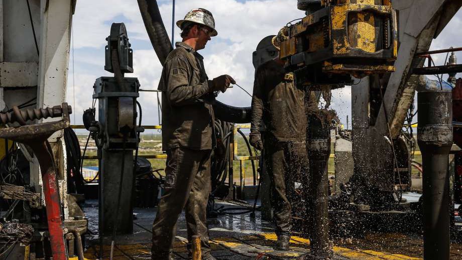 Những người công nhân làm việc trên một mỏ dầu ở Mỹ.