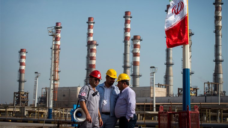 Một cơ sở dầu lửa của Iran - Ảnh: Bloomberg.