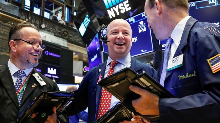 Các nhà giao dịch cổ phiếu trên sàn NYSE ở New York, Mỹ - Ảnh: Reuters.