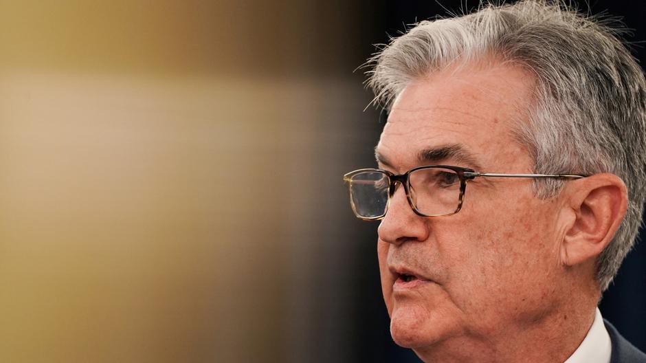 Chủ tịch FED Jerome Powell phát biểu trong cuộc họp báo sau khi kết thúc cuộc họp chính sách ngày 29-30/10 - Ảnh: Reuters.