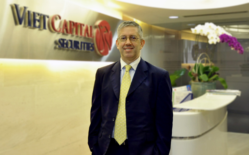 Ông Barry Weisblatt, Giám đốc phòng Nghiên cứu và Phân tích của Công ty cổ phần chứng khoán Bản Việt (VCSC).