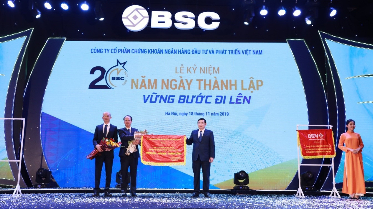 Tổng giá trị giao dịch trái phiếu của khách hàng qua BSC từ 2011 đến 31/10/2019 là 382.100 tỷ đồng.