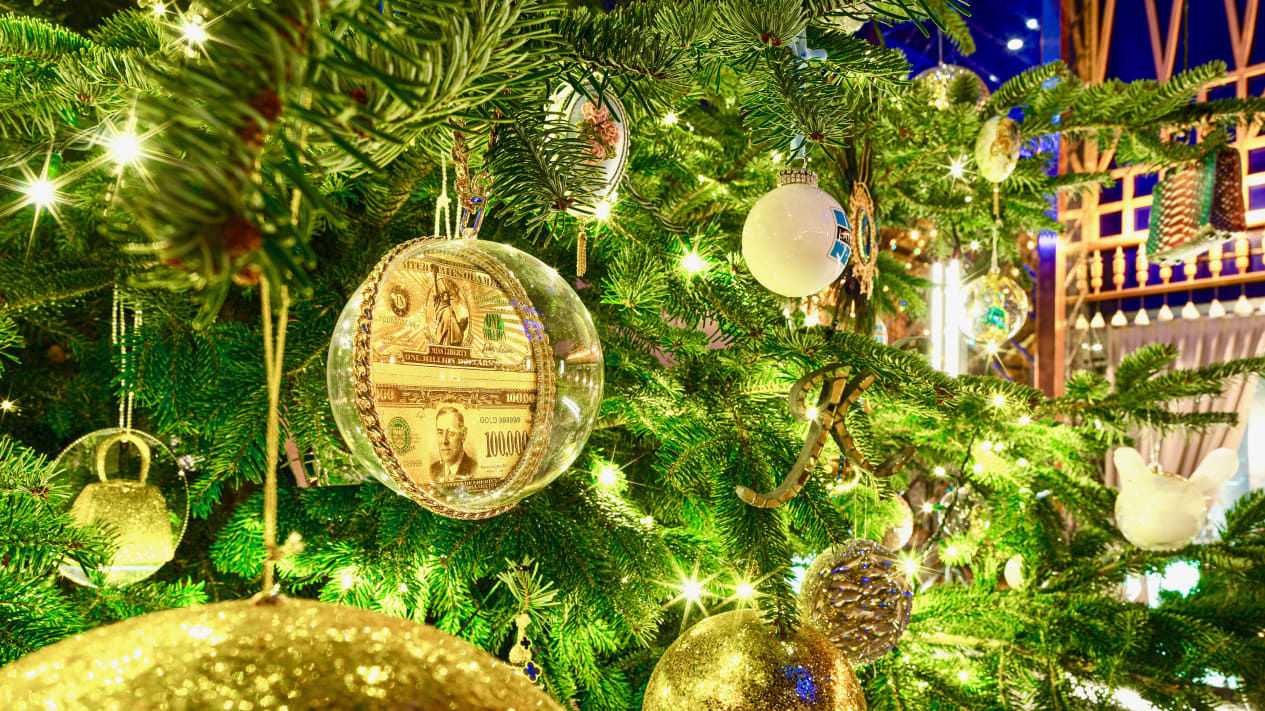Cây thông Noel được trang trí với nhiều kim cương, trang sức... - Ảnh: CNN.