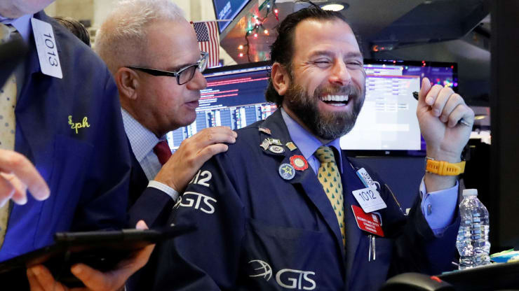 Các nhà giao dịch cổ phiếu trên sàn NYSE ở New York, Mỹ - Ảnh: Reuters.
