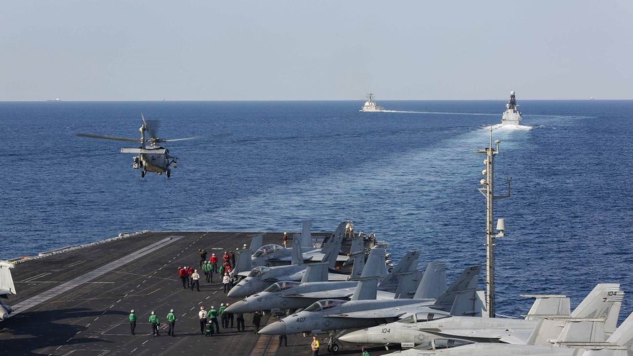 Hàng không mẫu hạm USS Abraham Lincoln của Mỹ đi qua eo biển Hormuz ở Trung Đông, tháng 11/2019 - Ảnh: Hải quân Mỹ/MarketWatch.