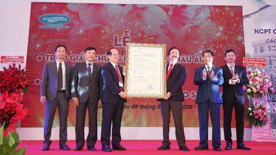 Dược sĩ Đỗ Văn Đông - Phó cục trưởng Cục Quản lý Dược trao Giấy chứng nhận GMP châu Âu cho Savipharm.