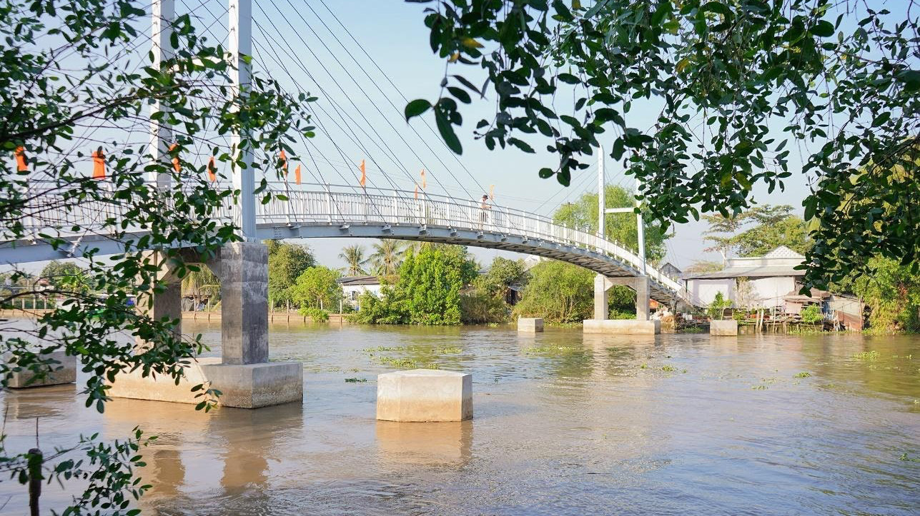 Chiếc cầu mới vững chắc vươn mình qua dòng Kênh 28.