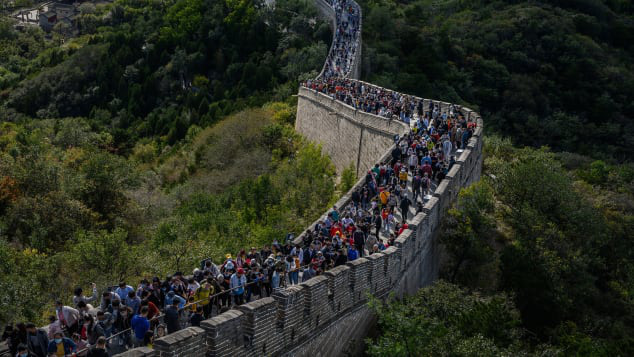 Dòng du khách trên Vạn lý Trường thành trong kỳ nghỉ Quốc khánh vào đầu tháng 10/2020 - Ảnh: Getty/CNN.