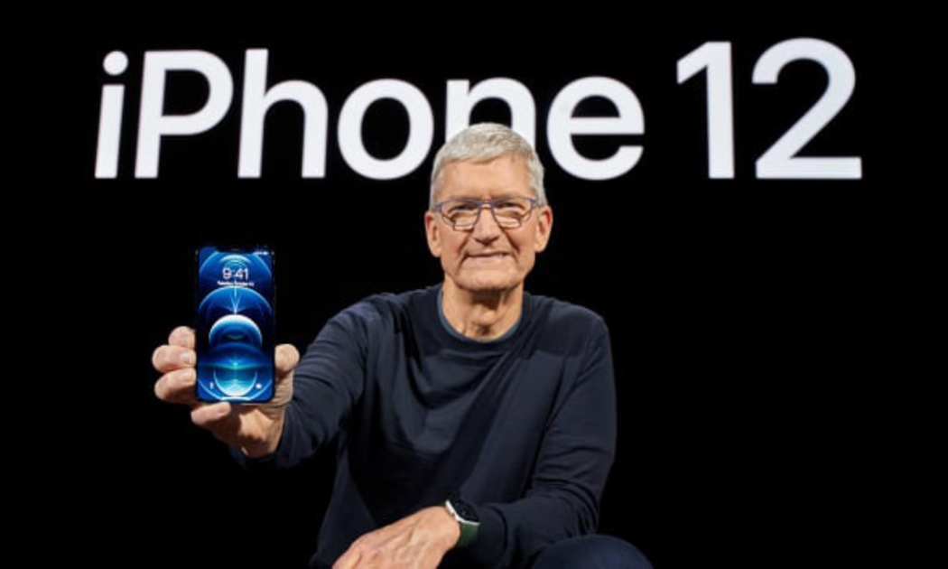 Tổng giám đốc (CEO) Time Cook của Apple giới thiệu iPhone 12 ngày 13/10 - Ảnh: CNBC.