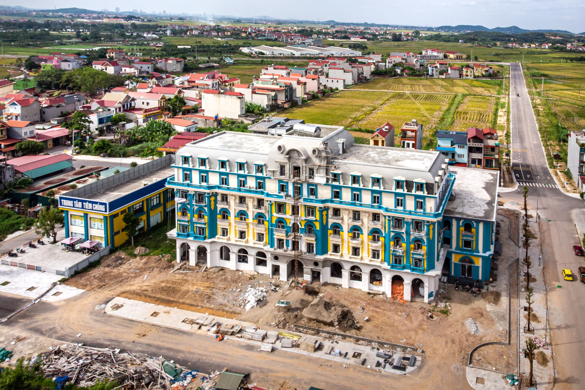 Một khách sạn mới đang được xây ở Việt Yên - Ảnh: Bloomberg.