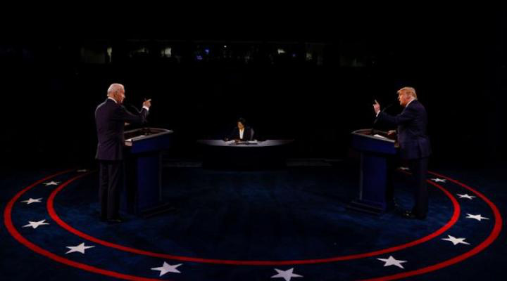 Hai ứng viên Tổng thống Mỹ 2020, ông Joe Biden (trái) và ông Donald Trump, tại cuộc tranh luận cuối cùng vào ngày 22/10 - Ảnh: Reuters.