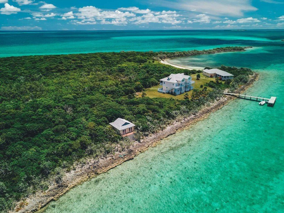 Big Fish Cay (Bahamas): Nằm ở Bahamas, thuộc vùng biển Caribbe, Big Fish Cay có sẵn một số công trình và một số đang trong quá trình xây dựng. Ngoài ra, người mua được phép xây dựng thêm 6 căn nhà nữa. Hòn đảo có diện tích 22 hecta và có giá 4,5 triệu USD.