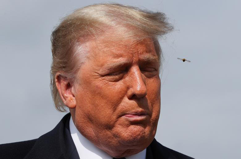 Ông Trump phát biểu với báo giới trước khi rời Washington tới điểm tranh cử tại bang Michigan ngày 27/10.