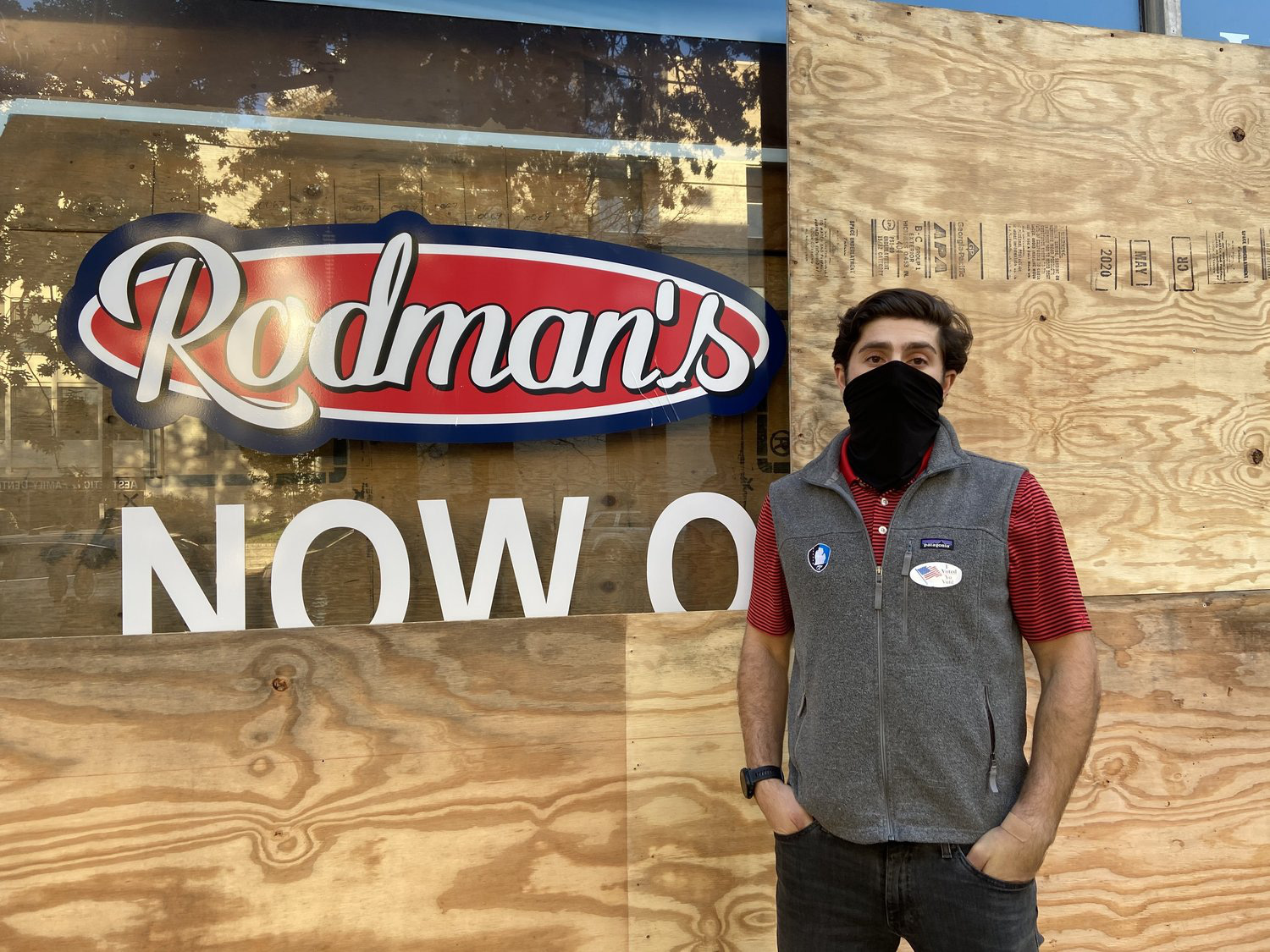 Nolan Rodman, chủ một hiệu thuốc Rodman's Food & Drug tại Washington, D.C., đã cho nhân viên ốp ván gỗ quanh cửa hàng - Ảnh: NPR.
