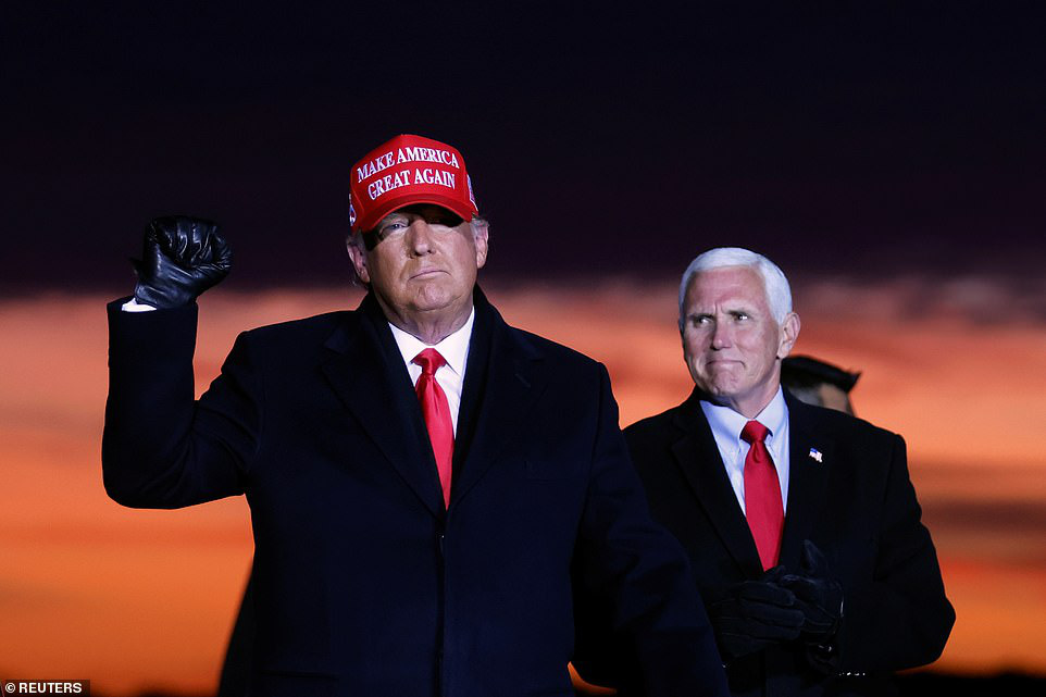 Tổng thống Donald Trump và người đồng tranh cử, Phó tổng thống Mike Pence, trong một cuộc tiếp xúc cử tri ở bang Michigan tối 2/11 theo giờ địa phương - Ảnh: Reuters.