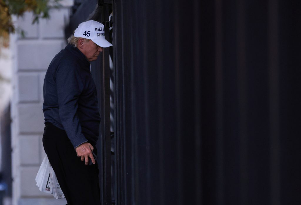 Ông Trump trở về Nhà Trắng sau chuyến chơi golf hôm thứ Bảy - Ảnh: Reuters.