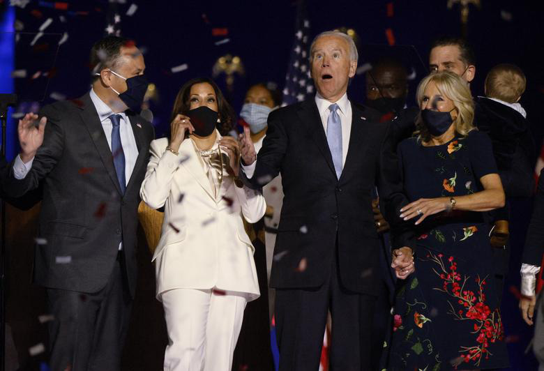 Vợ chồng ông Joe Biden và vợ chồng bà Kamala Harris trong lễ mừng chiến thắng ở Wilmington, Delaware hôm 7/11 - Ảnh: Reuters.