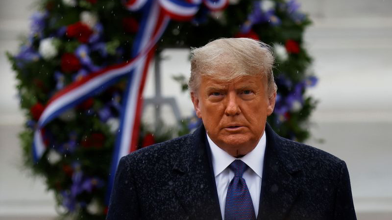 Tổng thống Mỹ Donald Trump viếng nghĩa trang liệt sỹ vô danh ở Arlington, Virginia, ngày 11/11 - Ảnh: Reuters.