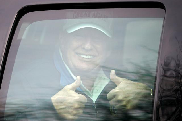 Tổng thống Donald Trump trong chuyến đi chơi golf hôm 22/11 - Ảnh: Reuters.