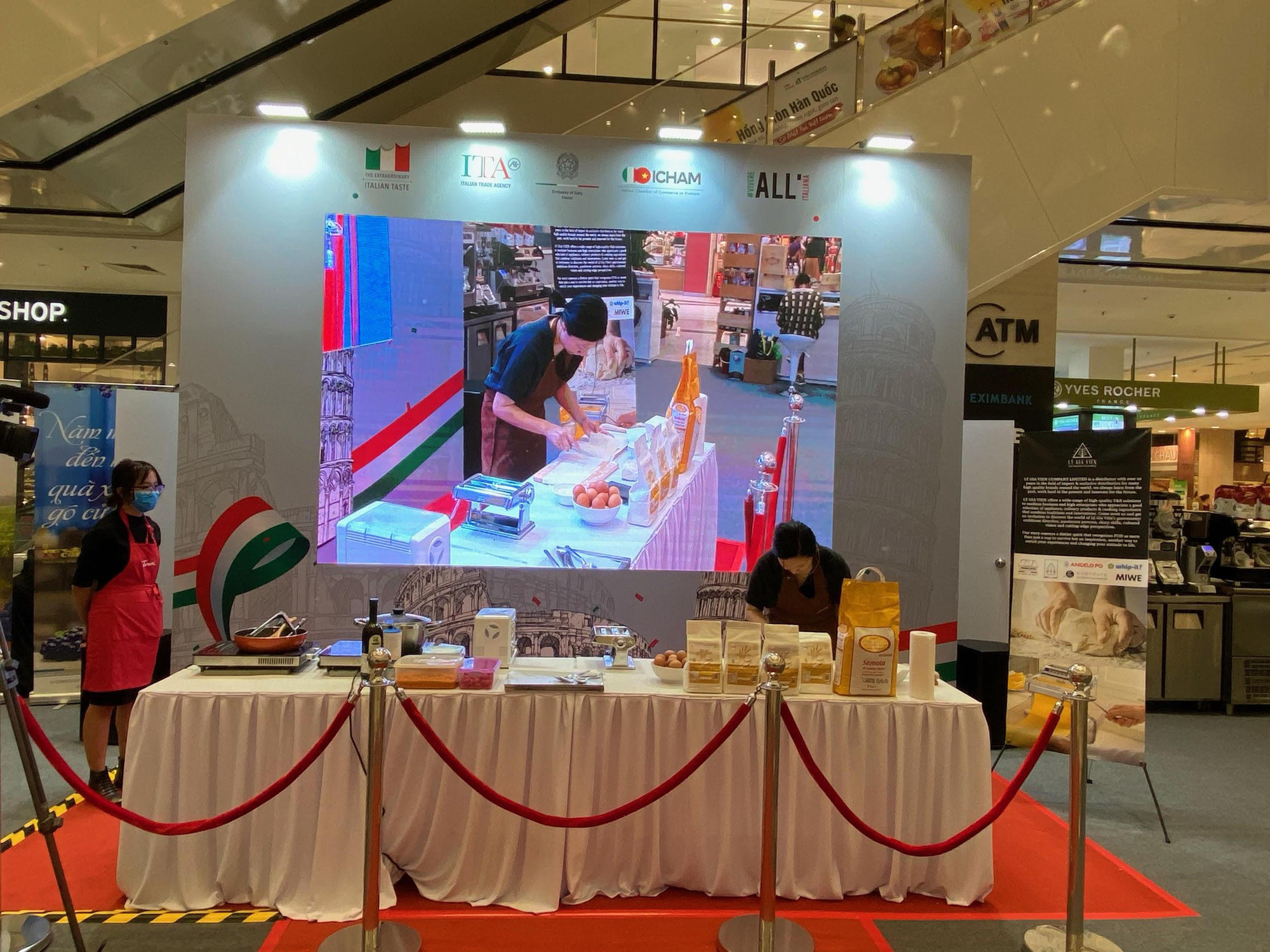 Các đầu bếp trình diễn nấu ăn tại triển lãm A Taste of Italy Everyday Hà Nội.