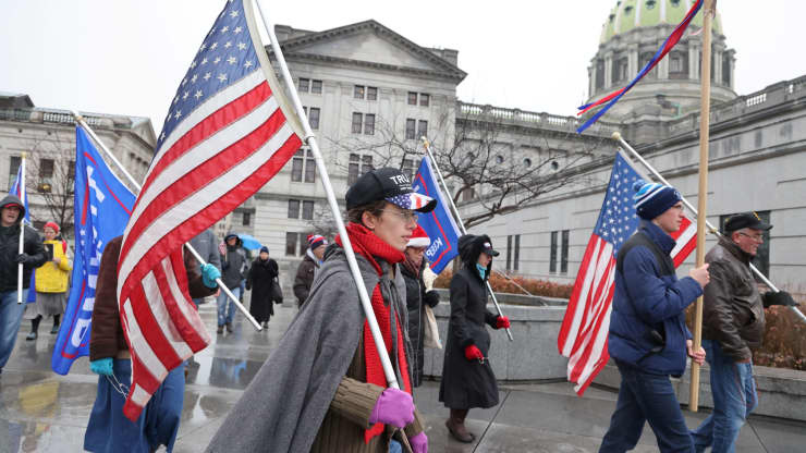 Một nhóm người biểu tình ủng hộ ông Trump tập trung bên ngoài tòa nhà nghị viện bang ở Harrisburg, Pennsylvania, ngày 14/12 - Ảnh: Reuters.