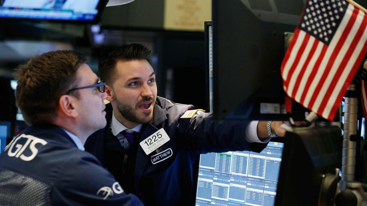 Các nhà giao dịch cổ phiếu trên sàn NYSE ở New York, Mỹ - Ảnh: Reuters.