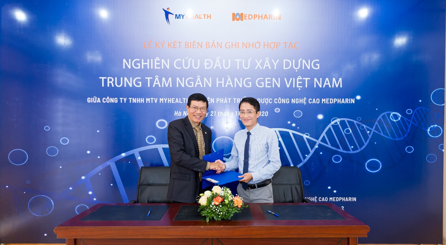 CTO Phạm Hoàng Tứ công ty My Health và PGS.TS. Đinh Vạn Trung - Viện trưởng Viện Medpharin trong lễ ký kết.