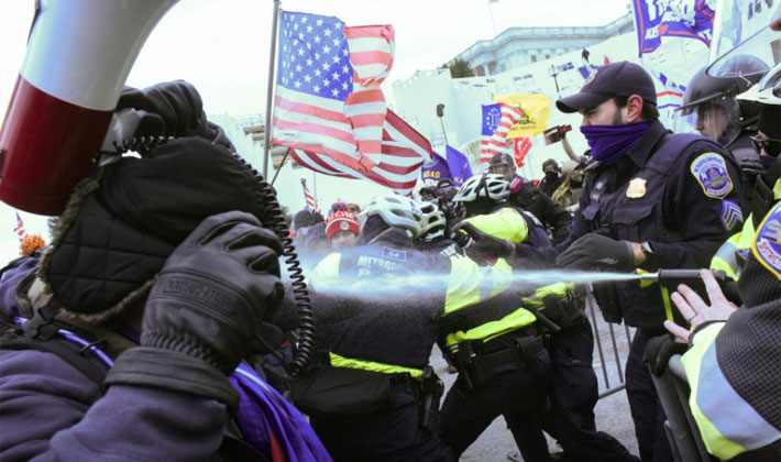 Ẩu đả giữa người biểu tình với cảnh sát trước tòa nhà Quốc hội Mỹ ngày 6/1 - Ảnh: Reuters.