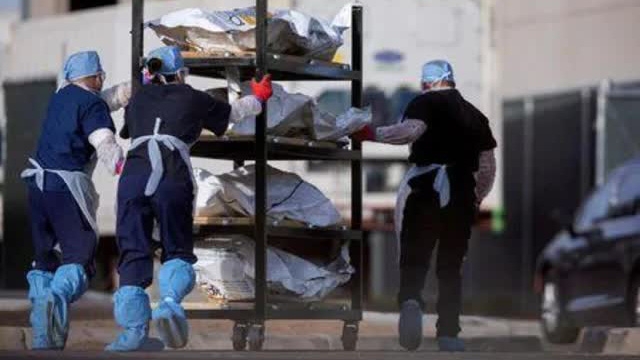 Nhân viên y tế di chuyển thi thể bệnh nhân Covid-19 tại một bệnh viện ở Texas, Mỹ - Ảnh: Reuters.