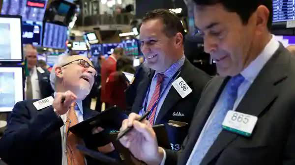 Các nhà giao dịch cổ phiếu trên sàn NYSE ở New York, Mỹ - Ảnh: Reuters.