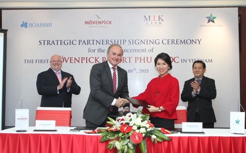 Đại diện lãnh đạo Movenpick và Công ty Ngôi sao Cửa Dương ký thỏa thuận hợp tác chiến lược.