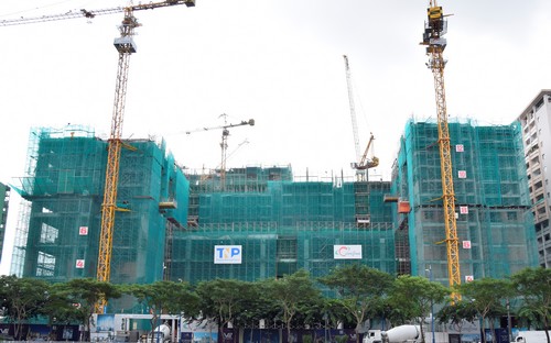  The GoldView được đánh giá là dự án có tiến độ thi công tốt nhất tại
 khu vực bến Vân Đồn với gần 1.800 công nhân thi công liên tục cả ngày 
và đêm. 