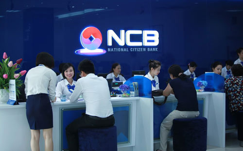 Khách hàng giao dịch tại NCB.