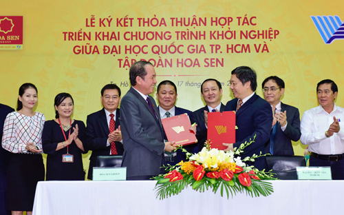 Ông Trần Ngọc Chu - Tổng giám đốc Tập đoàn Hoa Sen trao bảng tượng trưng 10 tỷ đồng cho Quỹ khởi nghiệp Đại học Quốc gia Tp.HCM 