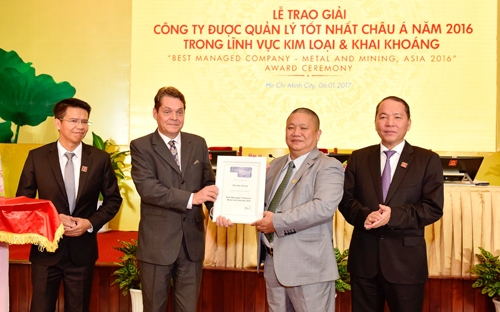 Ông Marcus&nbsp; H. Langston - Giám đốc châu Á Tạp chí Euromoney trao chứng nhận công ty được quản lý tốt nhất châu Á cho ông Lê Phước Vũ - Chủ tịch Hội đồng Quản trị Tập đoàn Hoa Sen.