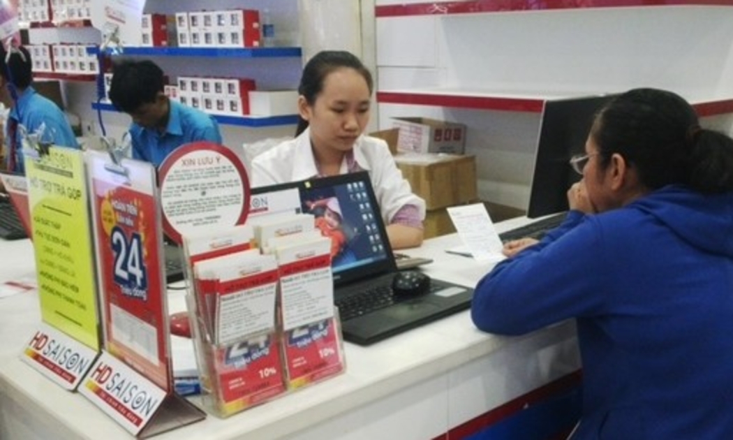 Nhân viên HD Saison tư vấn cho khách hàng.