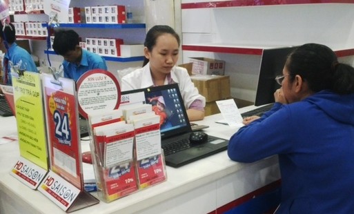 Nhân viên HD Saison tư vấn cho khách hàng.