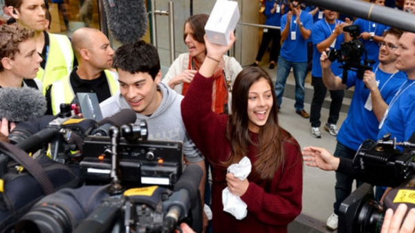 Giới hâm mộ cuồng nhiệt trong ngày iPhone 5 “lên kệ”