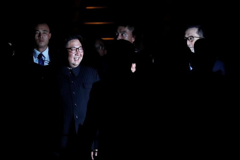 Chùm ảnh ông Kim Jong Un đi dạo đêm ở Singapore - Ảnh 2.