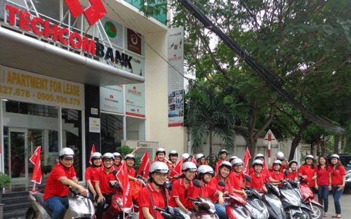 Sáng ngày 17 và 18/6, hàng đoàn áo đỏ Techcombank xuất phát từ các chi 
nhánh trên cả nước đã đồng loạt ra quân để giới thiệu chương trình này đến khách hàng.
