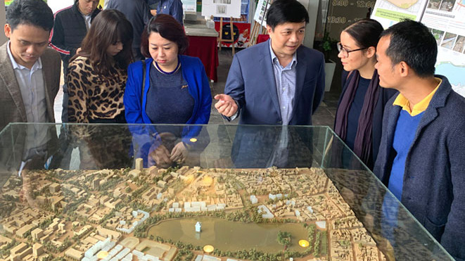 Người dân đến tham quan khu triển lãm cải tạo, chỉnh trang khu vực hồ Hoàn Kiếm.