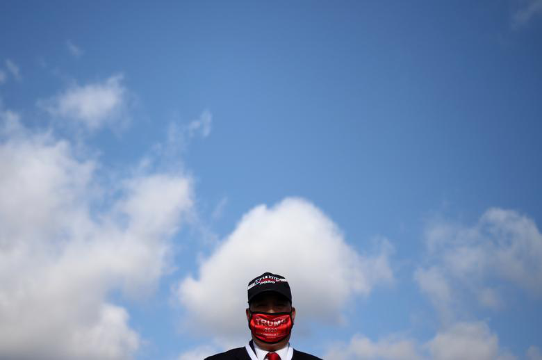 Một tình nguyện viên đứng đợi để hỗ trợ cử tri tại sự kiện của bà Melania Trump ở Atglen, bang Pennsylvania ngày 27/10 - Ảnh: Reuters.